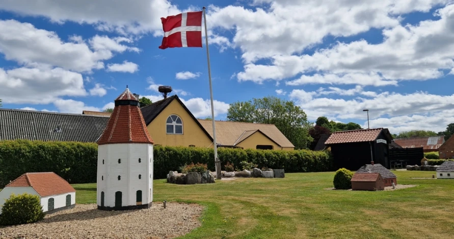 Daugbjerg Minilandsby med caféen og museet i baggrunde