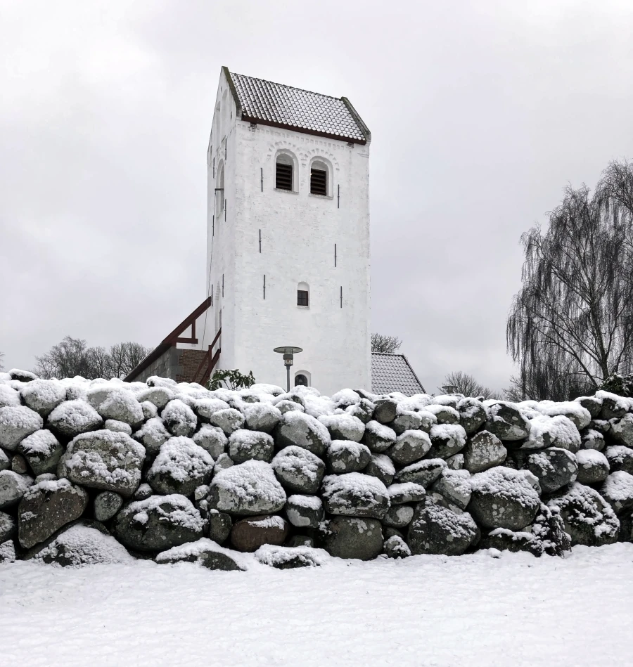 Smollerup Kirke ved vintertide - set fra vest