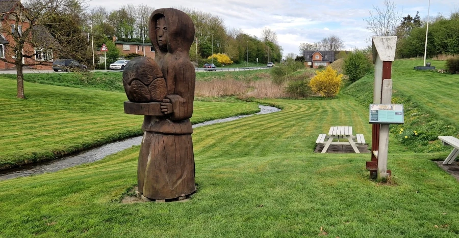 Kalkpigen i Daugbjerg - træskulptur