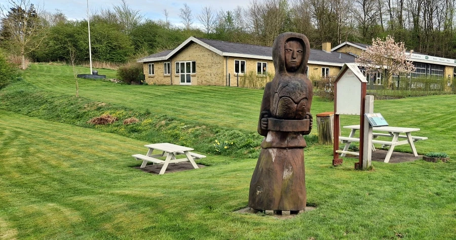 Kalkpigen i Daugbjerg - træskulptur