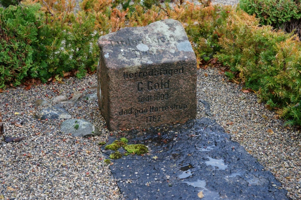 Her ligger Herredsfoged C. Cold begravet. Han var Tordenskjolds tjener.