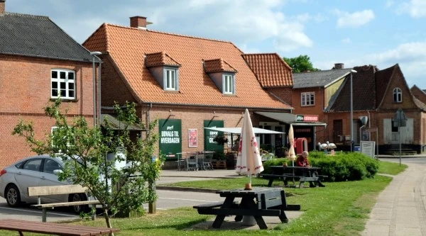 Torvet med Skelhøje købmandsgård