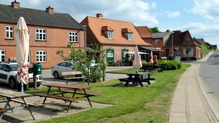 Torvet med Skelhøje købmandsgård